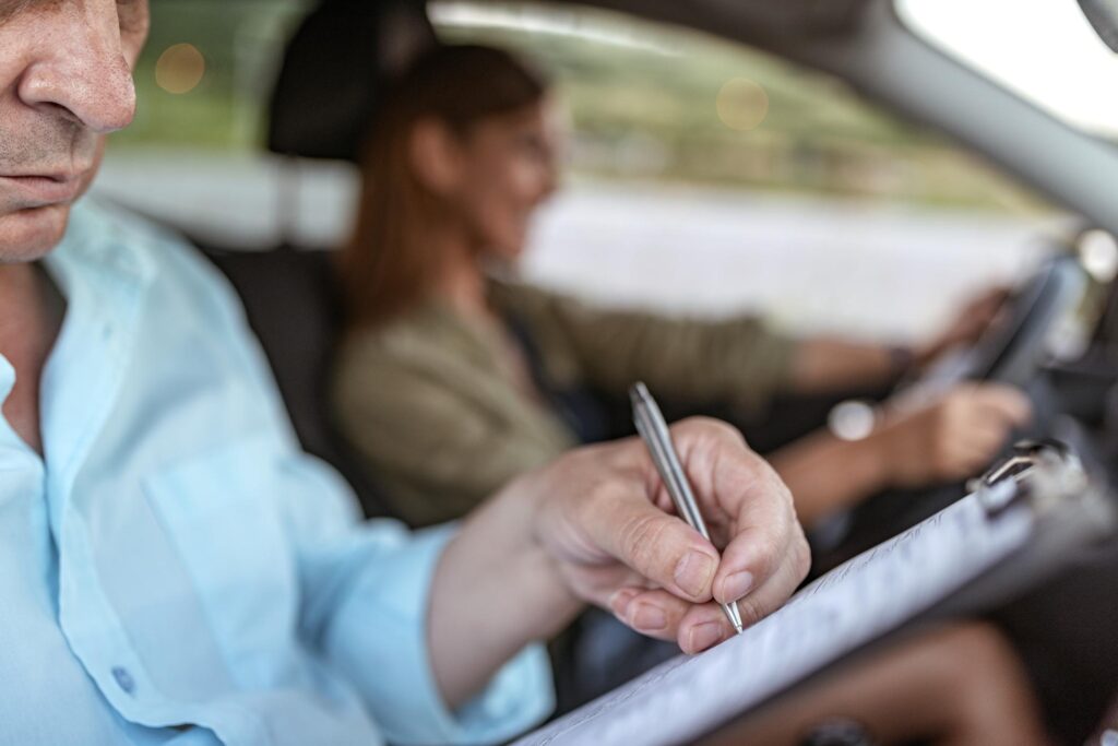 Czy instruktor prawa jazdy musi przejść badania psychologiczne?